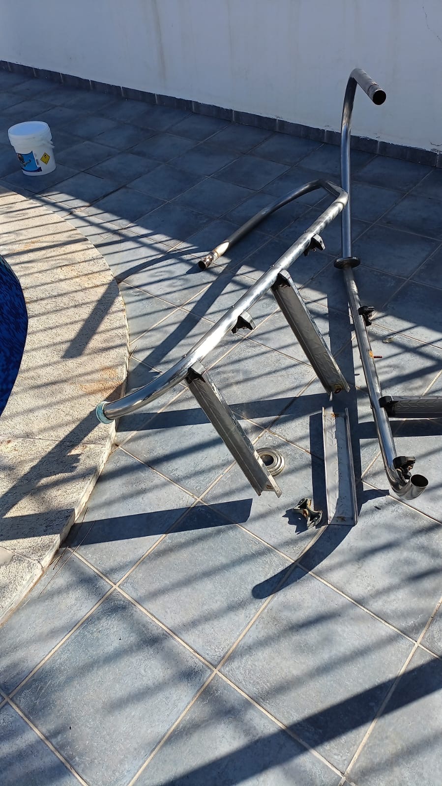 Pool_steps_broken.JPG